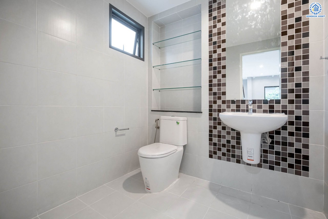 บ้านมือสองตกแต่งใหม่ จากแบรนด์ Sansiri โครงการ เศรษฐสิริ ชัยพฤกษ์-แจ้งวัฒนะ เนื้อที่ 53.3 ตร.ว. ฟังก์ชัน 3 ห้องนอน 3 ห้องน้ำ จอดรถได้ 2 คัน พร้อม Facilities ครบครัน! บนทำเลโซนเมือง เชื่อมต่อทุกการเดินทาง ใกล้เซ็นทรัลแจ้งวัฒนะ, เมืองทองธานี, ทางด่วน "ศรีรัช" และรถไฟฟ้าสายสีชมพู "สถานีปากเกร็ด"...